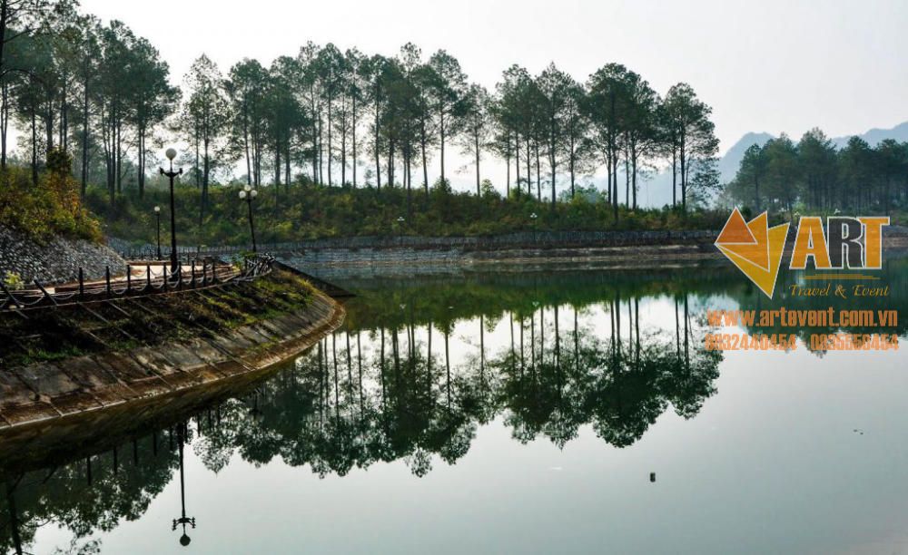 Du hí đến đây ngắm nhìn rừng thông tươi tốt bên hồ nước phẳng lặng cùng không khí cực kỳ mát mẻ