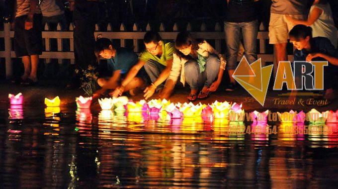 Thả đèn hoa đăng dưới sông Hoài (Ảnh: Sưu tầm)