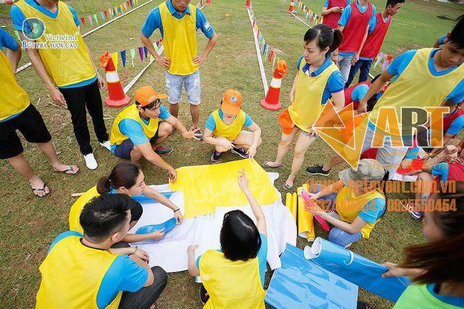 Cùng nhau bàn bạc để đưa ra hướng giải quyết thử thách Team Building tốt nhất